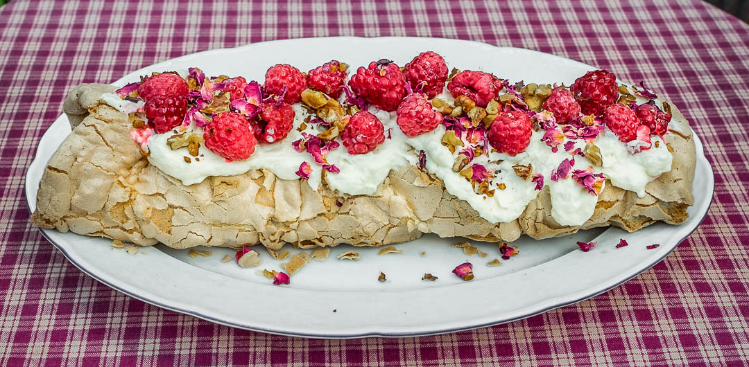 Recept taart meringuerol frambozen rozenblaadjes