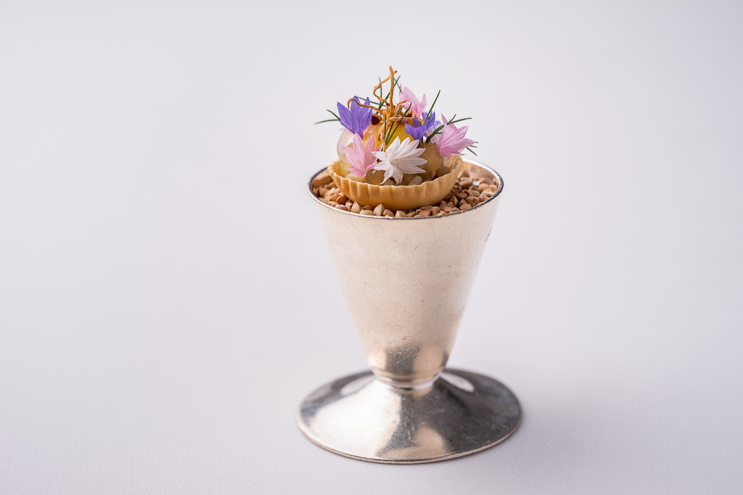 Werneckhof Munich by Hungry for More. Artichoke Salad served in a crispy tartelette, Japanese Crème Fraiche, Kimizu, Soba, Cornflowers. Front view.