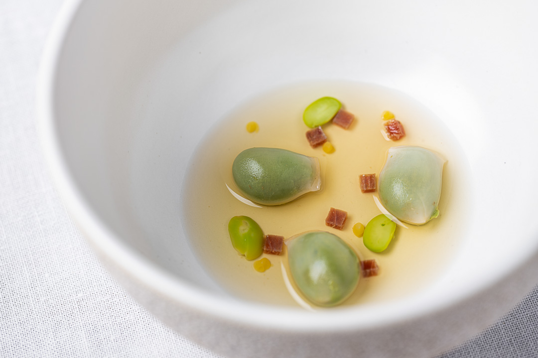 Aponiente by Hungry for More. Habitas Navajas, razor clams as baby brot beans. Close-up.