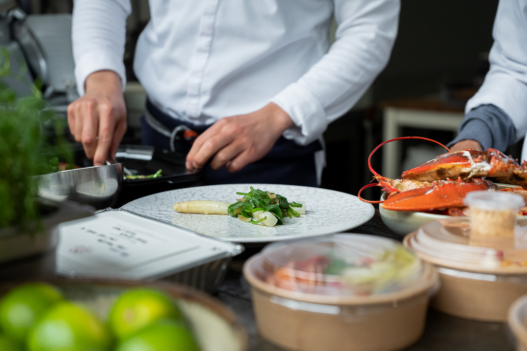 O&O by Hungry For More. De chefs bereiden de Singapore chili lobster