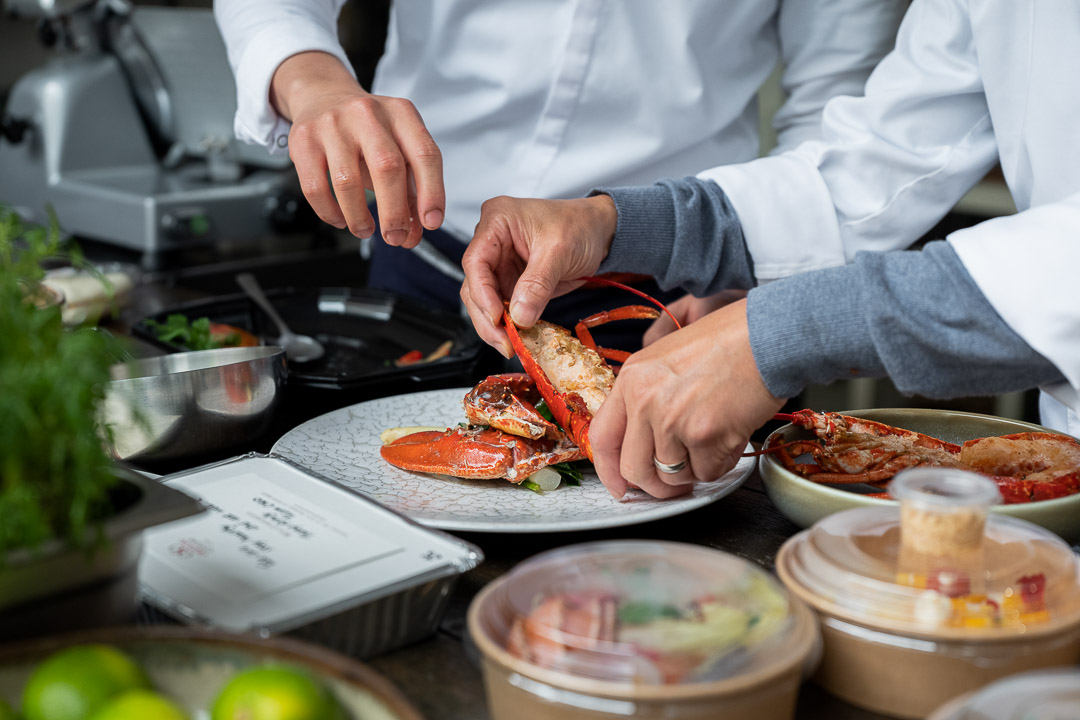 O&O by Hungry For More. De chefs bereiden de Singapore chili lobster